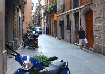 Narrow alley to the Apartement HolidaysinBarcelona.com