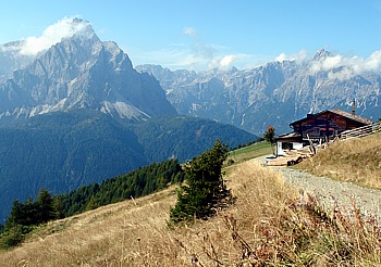 Hahnspiel mountain hut near the Helm summit station