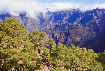 View to the steep cliffs of the Caldera de Taburienta
