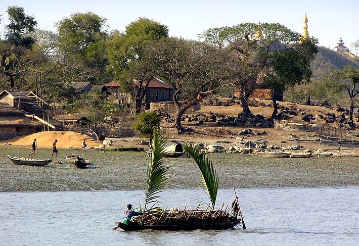 Palm sailboat on the Kaladan River to Mrauk U