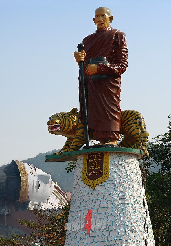 Giant reclining Buddha in Mudon