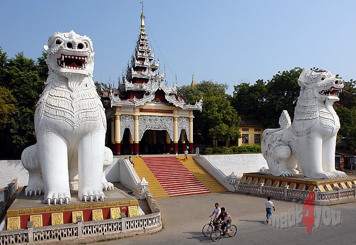 Gigantic Chintes guarding the entrance to Mandalay Hill