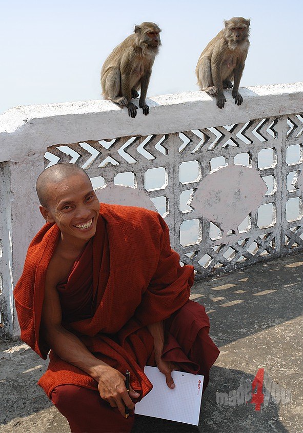 Lachender buddhistischer Mnch auf dem Pilgerberg Mount Zwekabin in Myanmar