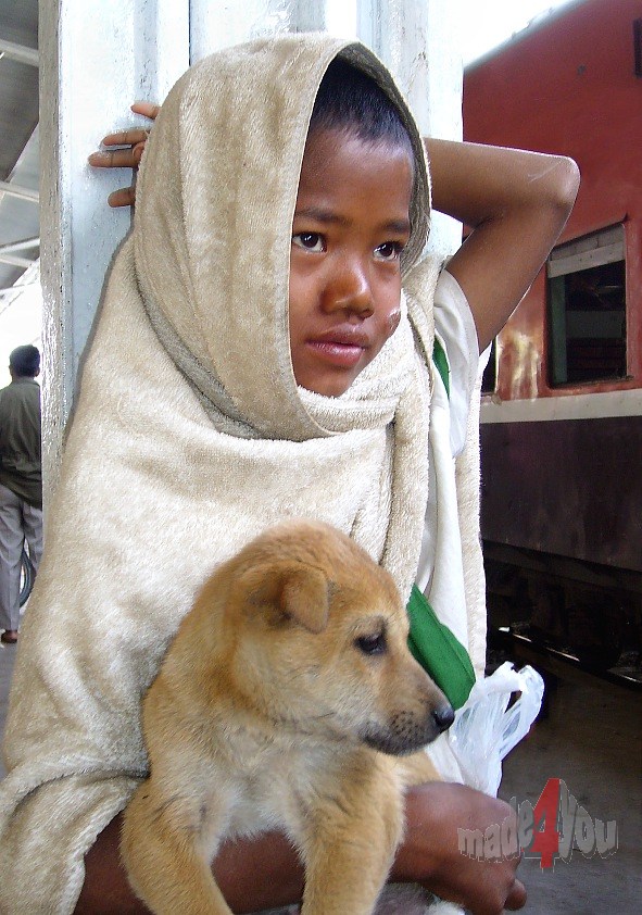 Armes Kind am Bahnhof in Pyin Oo Lwin