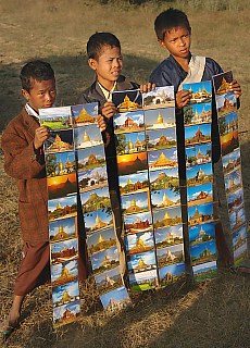 Kleine burmesische Jungen als Postkartenhndler