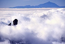 Roque Nublo in den Wolken