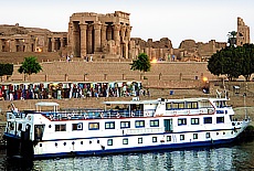 Hotelship and Souvenirshops at Kom Ombo Temple