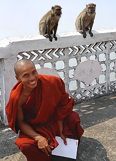 Lachender buddhistischer Mnch auf dem Pilgerberg Mount Zwekabin in Myanmar