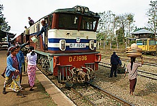 Zug am Bahnhof Pyin Oo Lwin zum Gokteik Viadukt