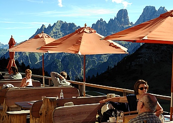 Blick von einem Berggasthof auf der Plätzwiese zur Hohen Gaisl