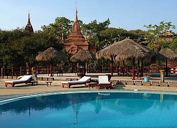 Pool mit Pagode im Thande Hotel in Old Bagan