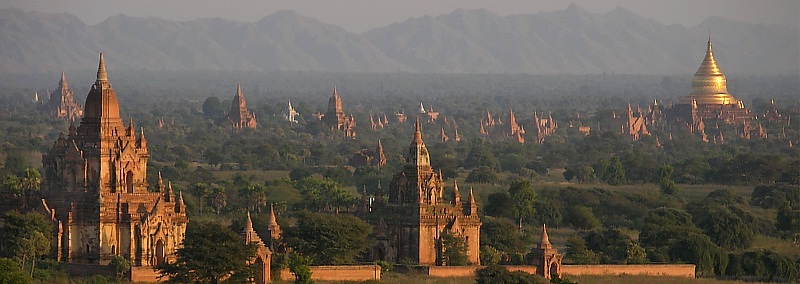 Tempelstadt Bagan im Abendlicht, rechts die goldene Kuppel der Dhamman-yan-zi-ka Pagode