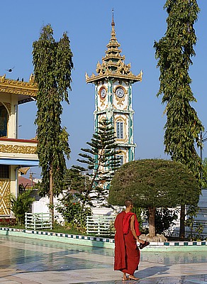 Uhrenturm außerhalb der Mahamuni Pagode