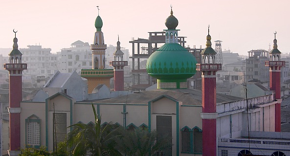 Sonnenaufgang über einer Moschee in Mandalay