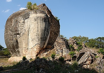 gigantischer, durch Erdbeben zerstörter Löwe in Mingun