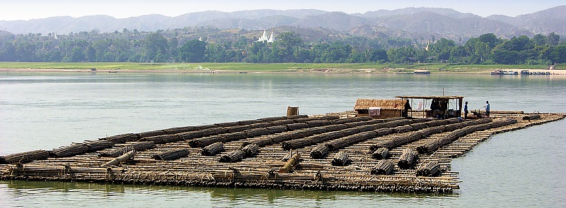 Holztransport auf dem Ayeyarwaddy Fluß