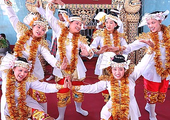 Burmese dance group in Sule Pagoda