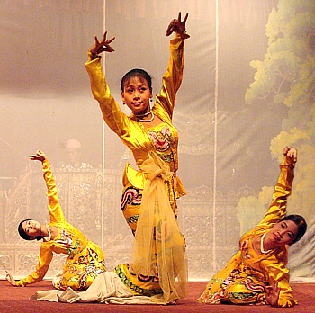 Burmese dance in Karaweik Hotel