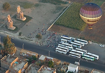 Busparking lot in front of the Collossi of Memnon