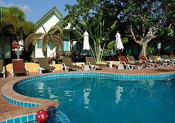 Bungalows with swimming pool in the Andaman Beach Resort