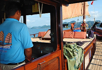 The helmsman of the Dauw Talae at work