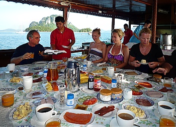 Breakfast at the Lazytours Dschunken cruise on the quarterdeck