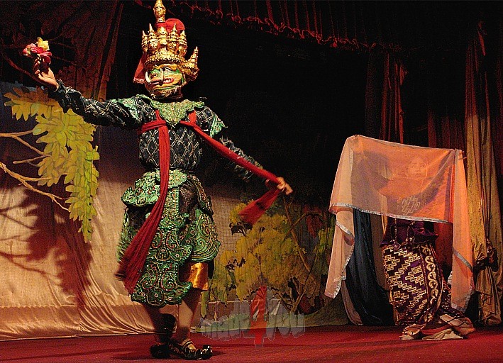 Burmese dance in Karaweik Hotel