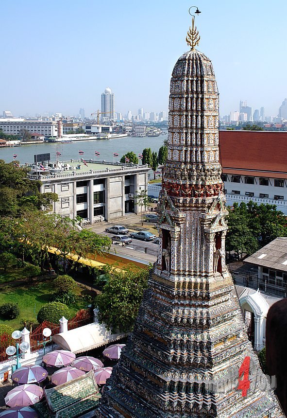 Skyline von Bangkok auf der oberen Plattform des Wat Arun