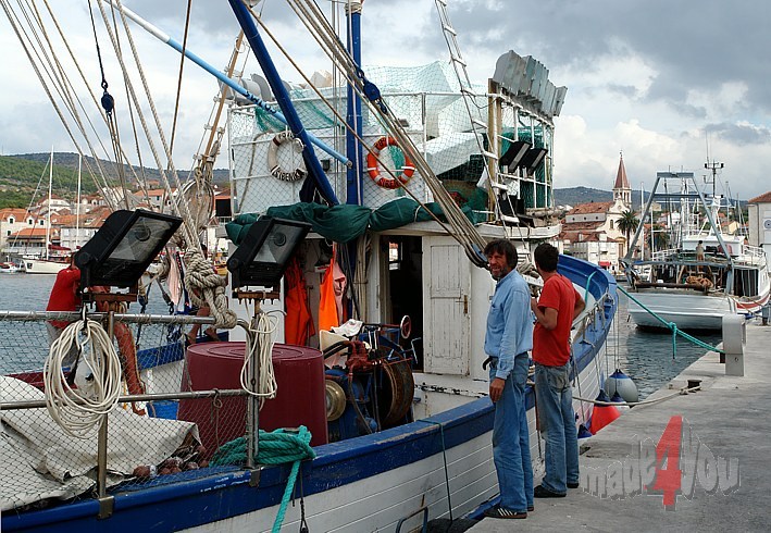 Fischerboot im Hafen von Milna auf Brac