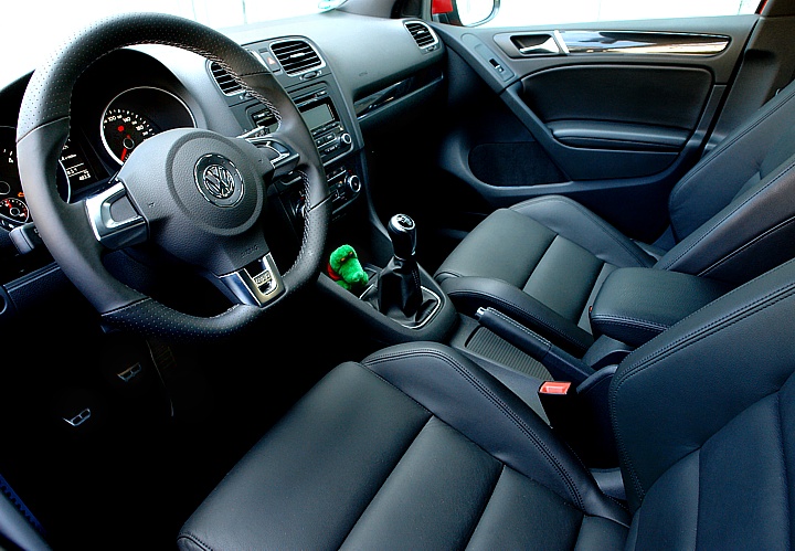 Cockpit of the VW Golf GTD with leather interior