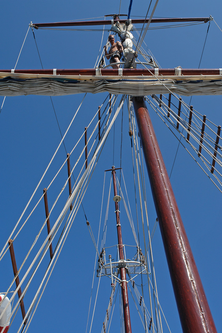 Altes Segelschiff - Mutprobe hoch oben im Krhennest