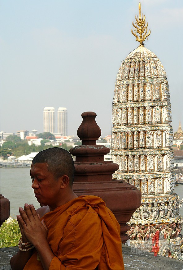 Meditierender Monk auf dem Wat Arun