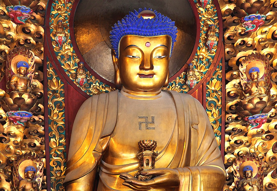 Buddha mit Mahnmal auf der Brust im Longhua Tempel