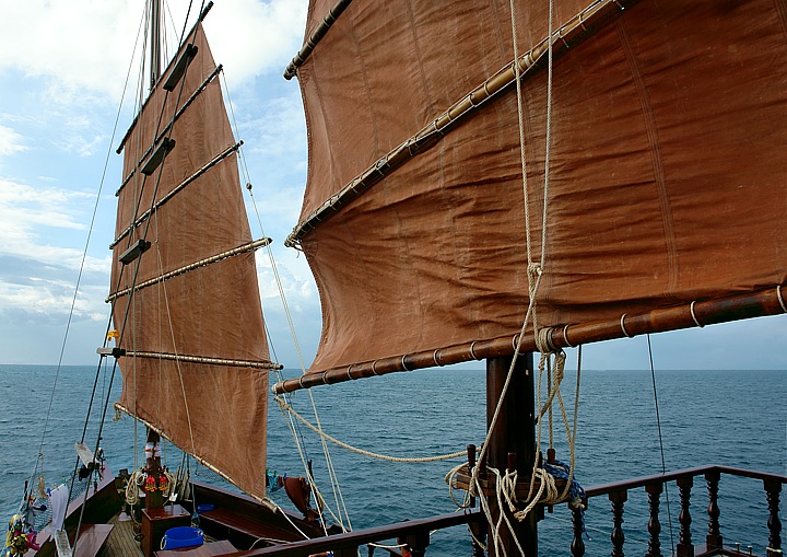 Sailing on the Dschunke Dauw Talae