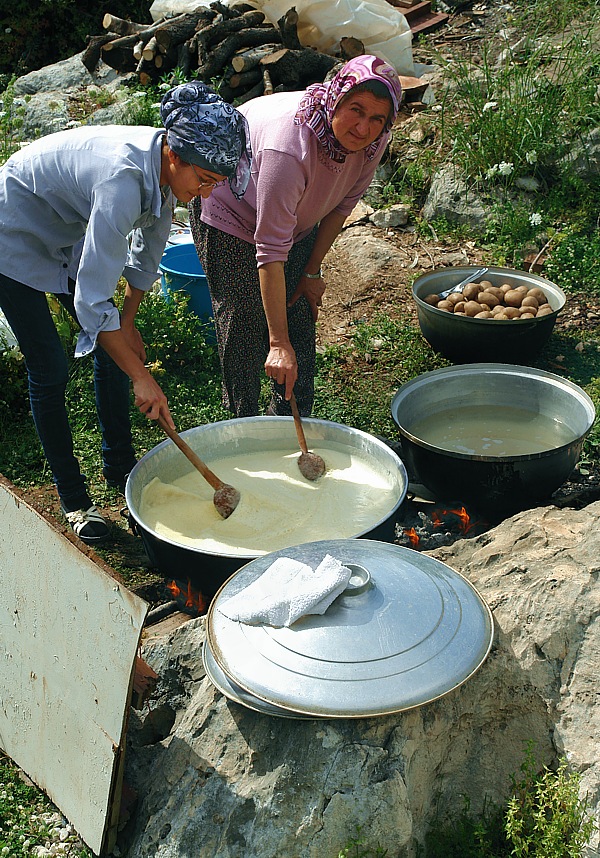 Peasant women cooking in agiz