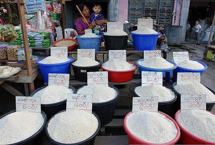 Reissorten auf dem Bauernmarkt in Pyay