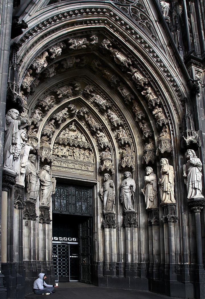 Eingangsportal Cologne Dom mit Bettler