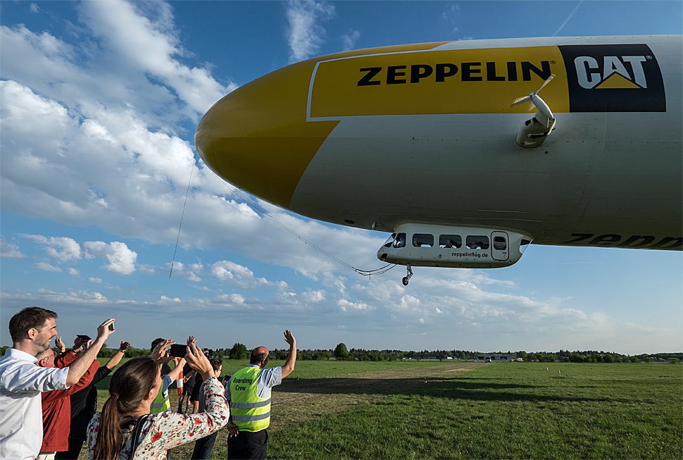 Passagiere winken zum Zeppelin Start
