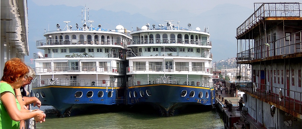 Geparkte Yangtze Kreuzfahrtschiffe