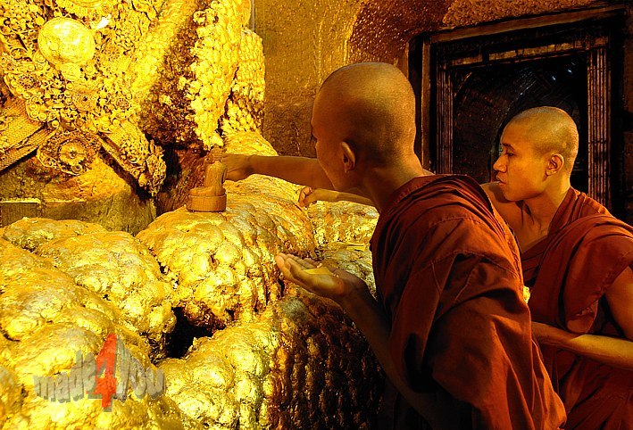 Monks by consecration of a Buddha at the golden Mahamuni