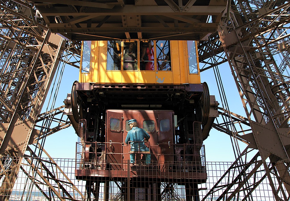 Lift zur ersten Etage des Eiffelturm