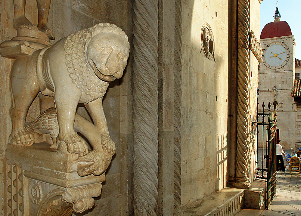 Nackte Dame und Lwe am Portal der Kathedrale in Trogir