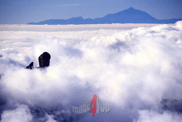 Roque Nublo in den Wolken