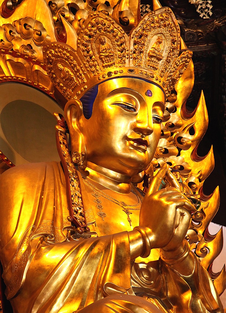 Goldener Buddha im Longhua Tempel in Shanghai