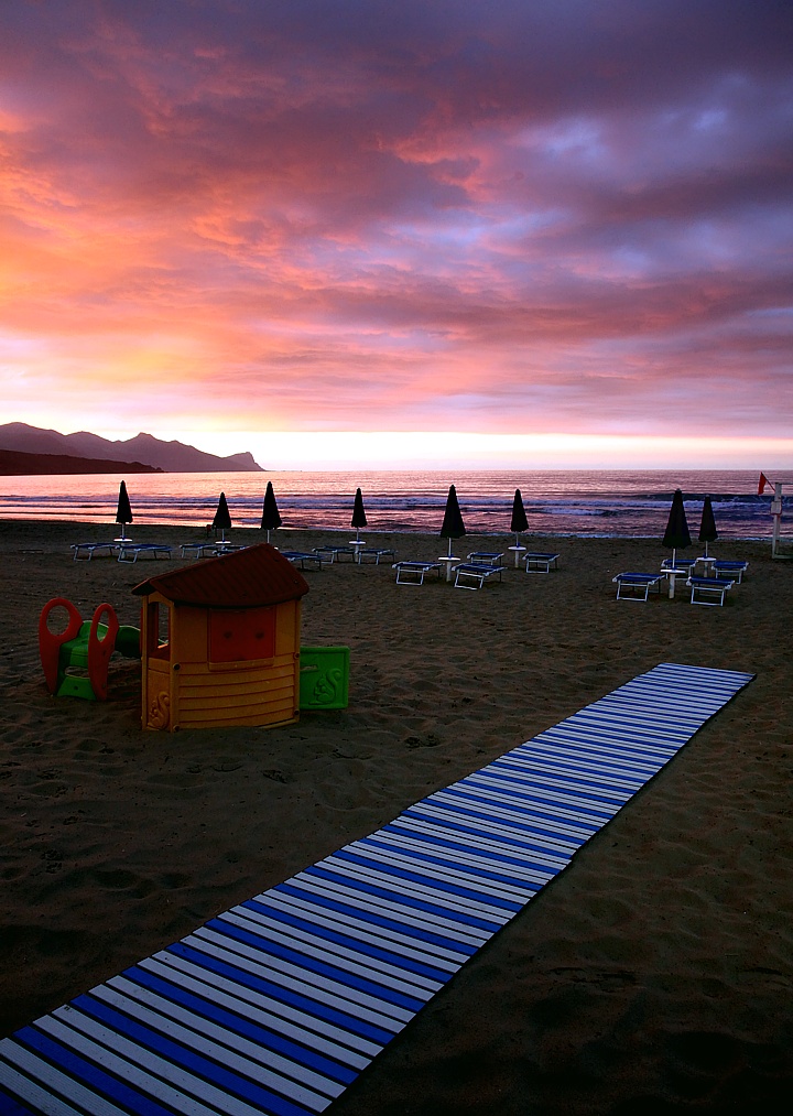 Sunset on the sandy beach of Castellamare del Golfo