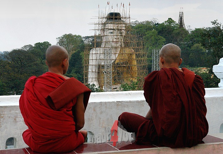 Giant sitting Buddha Hsehtatgyi in Pyay