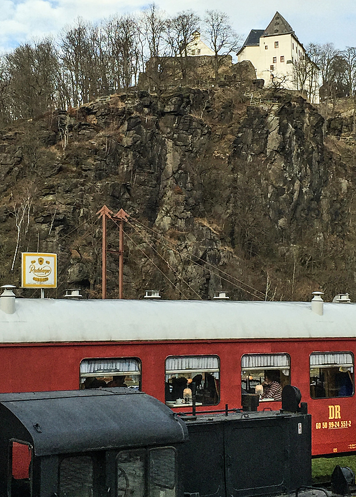 DDR Eisenbahnrestaurant mit Schloss Wolkenstein