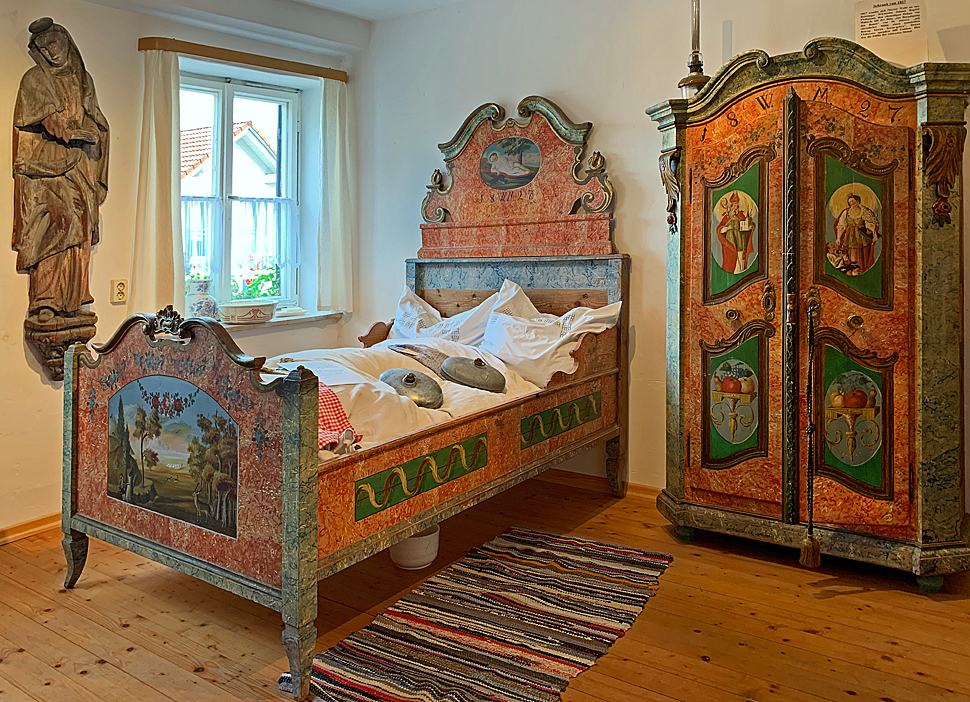 Old Farmhouse bedroom in Wessobrunn