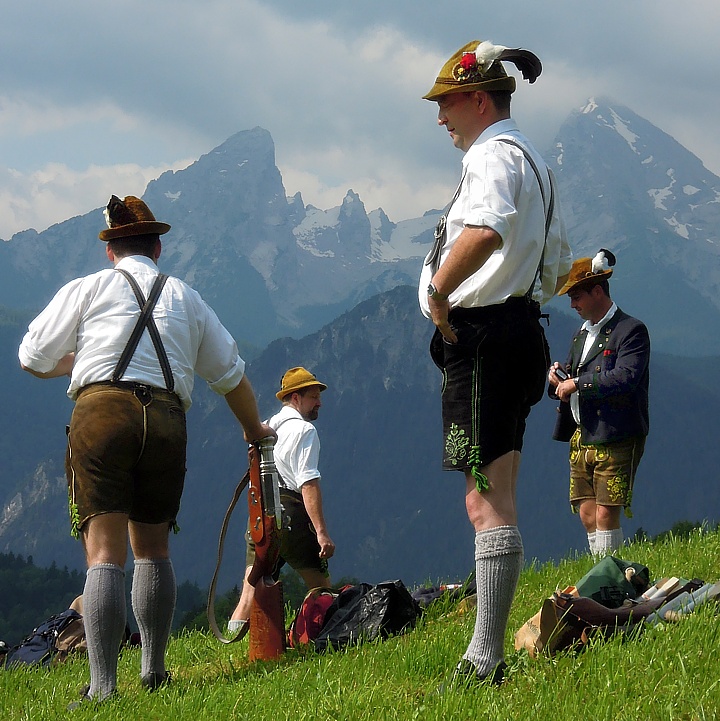 Berchtesgadener Bllerschtzen in Lederhosen am Watzmann