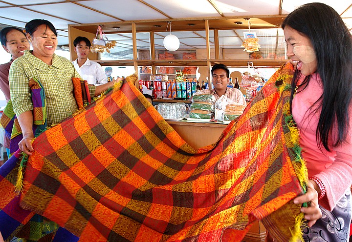 Lustige Hndlerinnen auf dem Schiff nach Mandalay